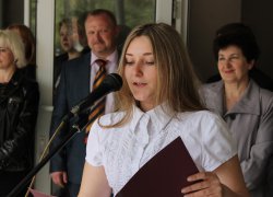 Студентка 1-го курсу Вікторія Уманчик висловила теплі слова подяки на адресу випускників